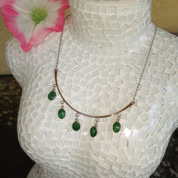 Dainty silver and green necklace - Picture 1 of 9